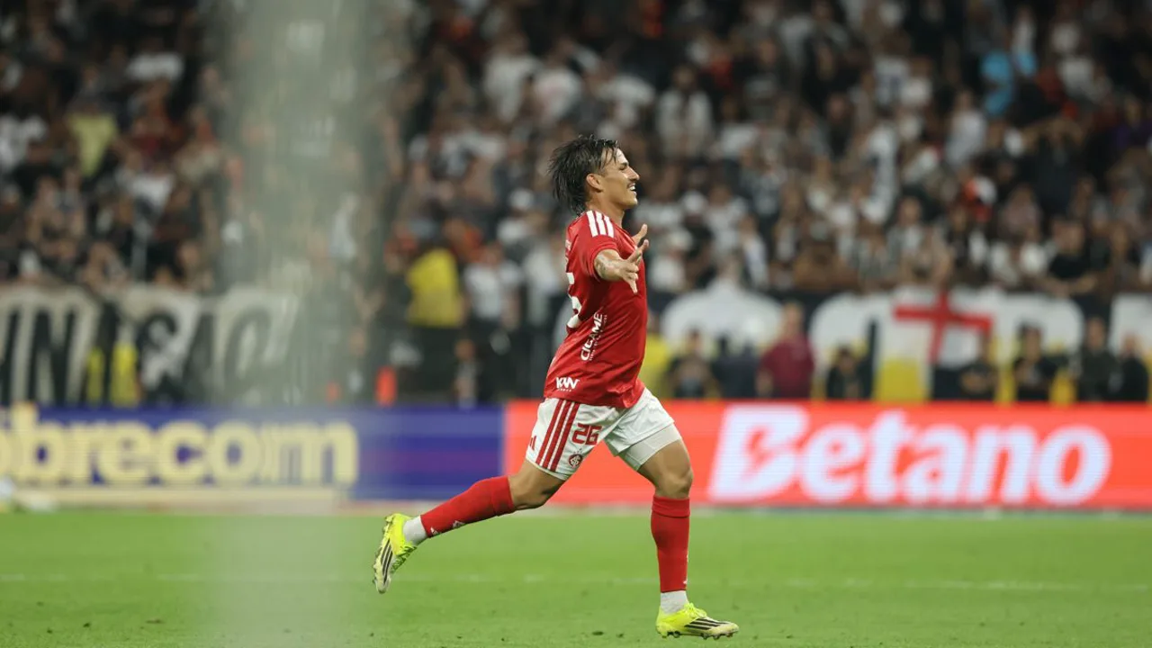 Sidimar, zagueiro brasileiro do Athletic Club, com a camisa 4 em partida da Champions League 2025/2026