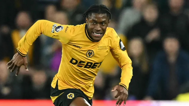 Jean-Ricner Bellegarde com a camisa 27 do Wolverhampton Wanderers em partida da Premier League