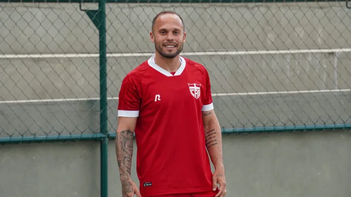 Douglas Baggio, atacante do CRB com a camisa 7, em ação no Brasileirão Série A 2026