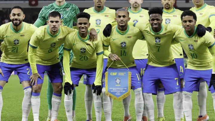 Martín Zubimendi com a camisa 36 do Arsenal disputando bola no meio-campo da Premier League