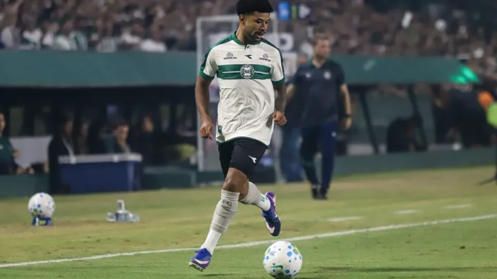Lucas Ronier, atacante do Coritiba, com a camisa 11 em partida do Brasileirão Série A de 2026