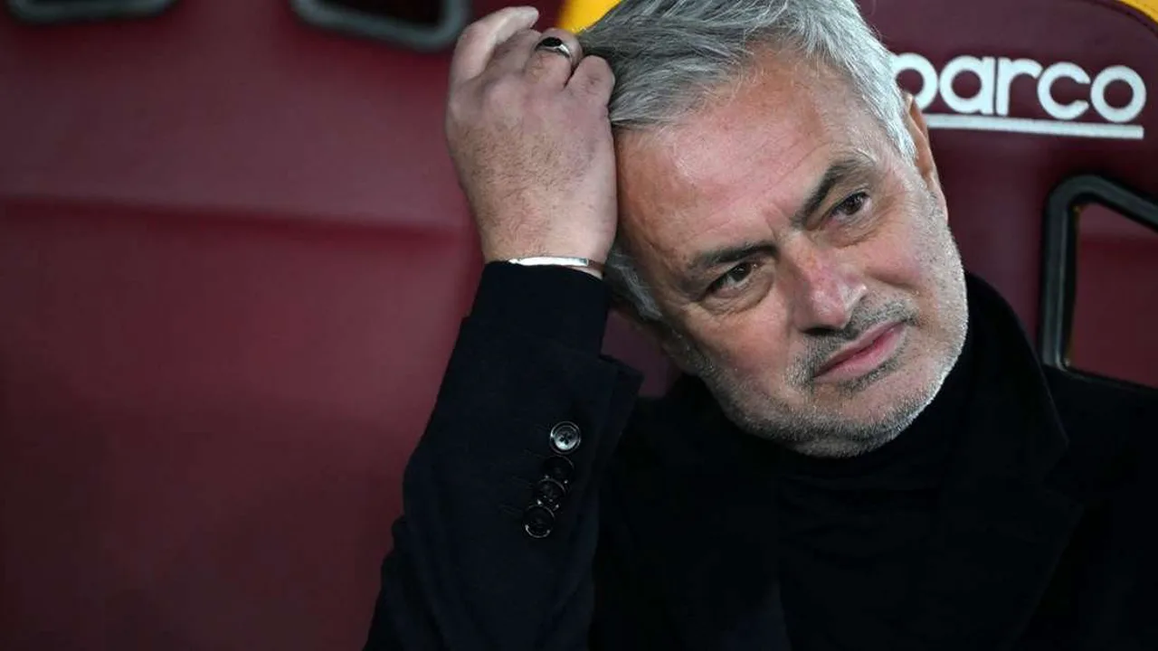 José Mourinho gesticulando na beira do campo durante partida do Benfica no Estádio da Luz