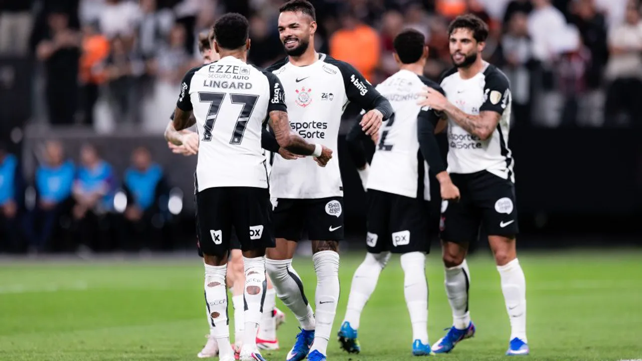 Jogadores do Corinthians comemorando classificação para as oitavas da Copa Libertadores 2026 na Neo Química Arena