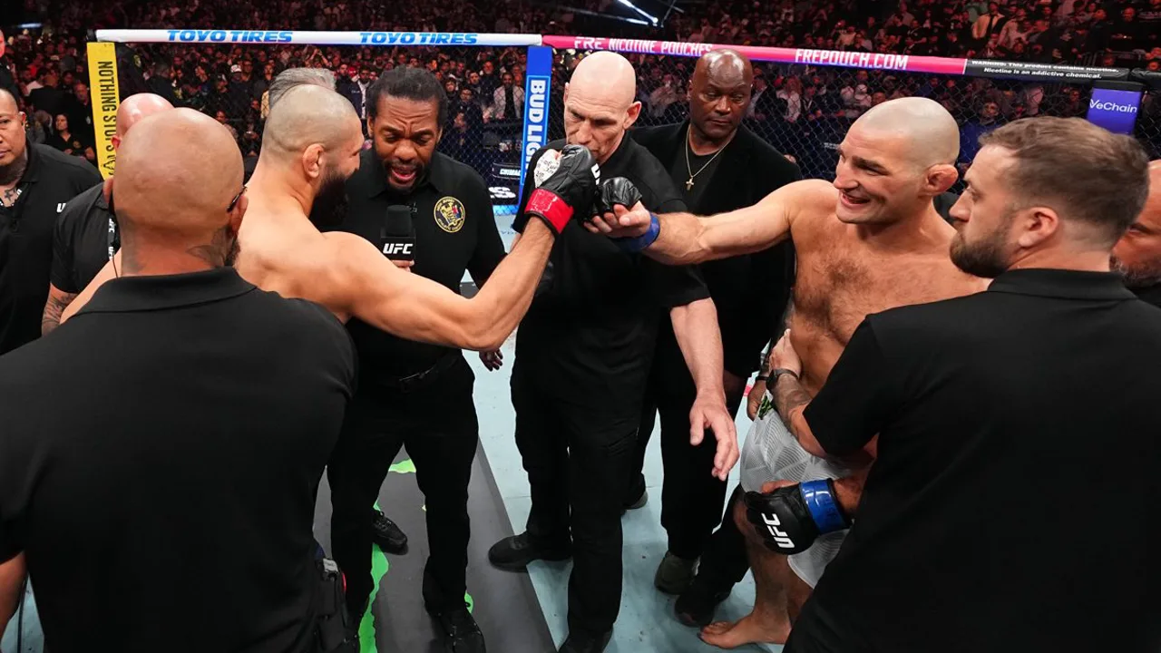 Sean Strickland e Khamzat Chimaev frente a frente no octógono do UFC 328 em Newark