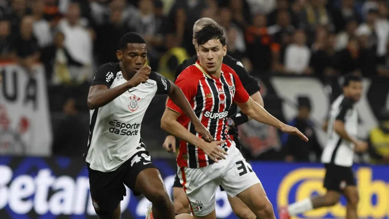 Jogadores de Corinthians e São Paulo em disputa de bola na Arena Corinthians pelo Brasileirão 2026