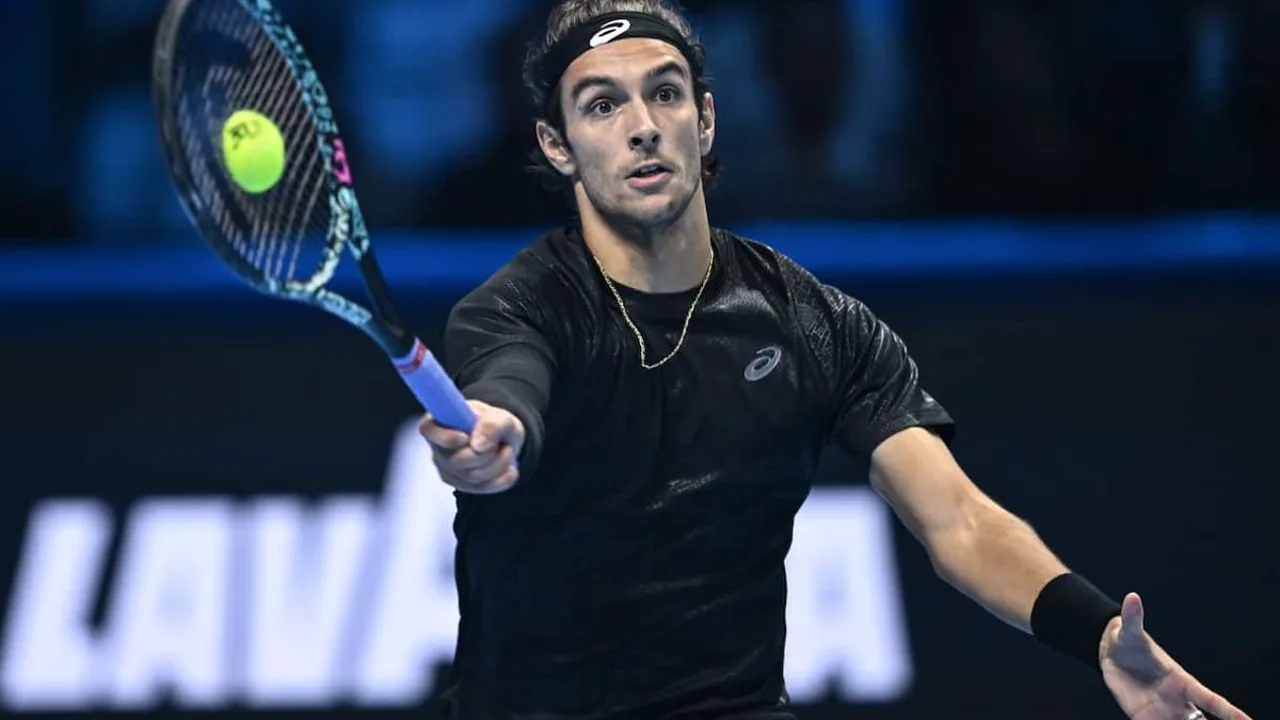 Dino Prizmic celebra vitória sobre Novak Djokovic no saibro do Foro Itálico em Roma