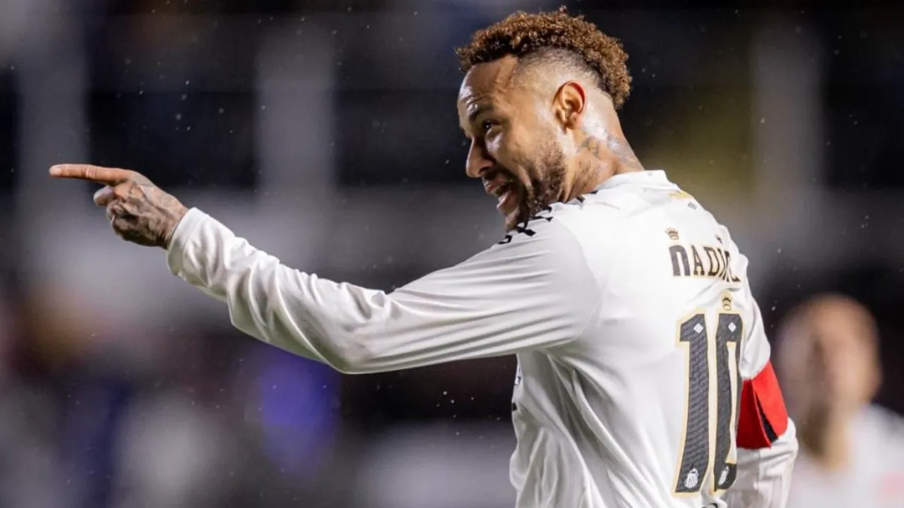 Neymar comemorando gol centralizado na Vila Belmiro pelo Santos contra o Bragantino no Brasileirão 2026