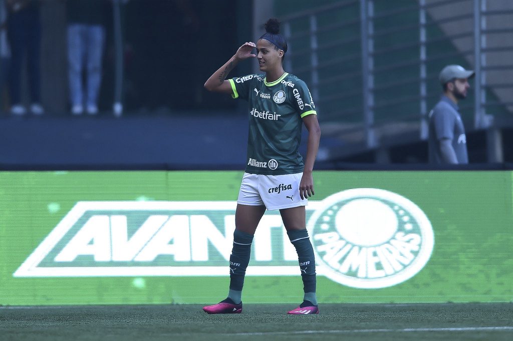 O lance que o VAR não perdoou A mão de Flaco López que parou o Palmeir