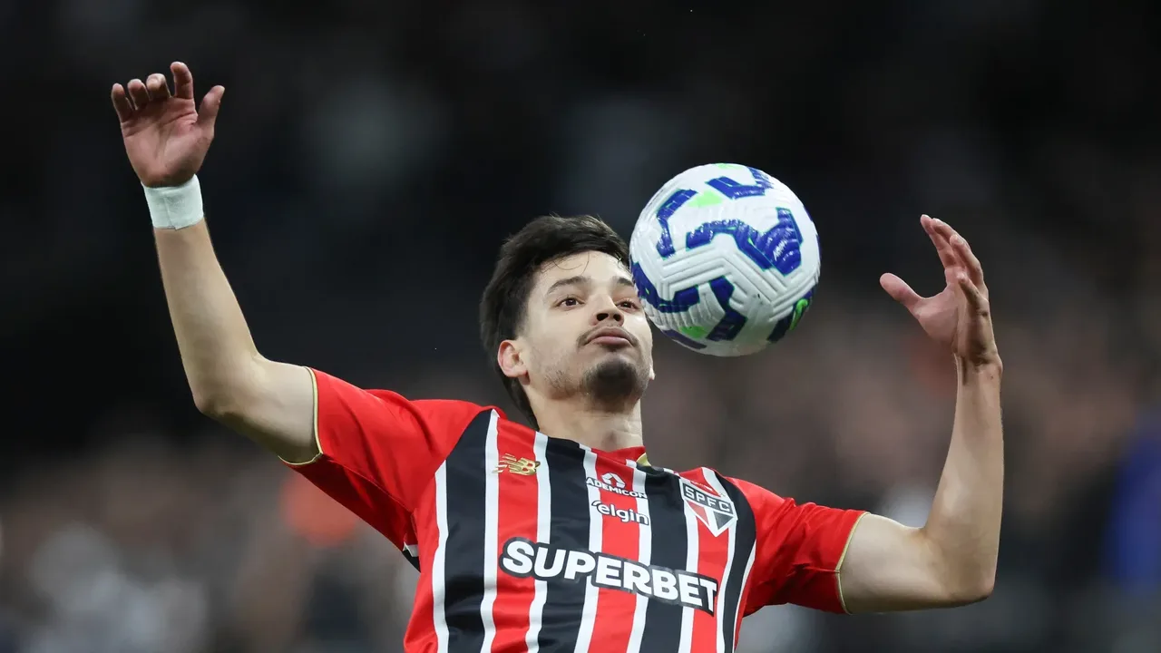 Anderson Daronco analisa monitor do VAR durante clássico Corinthians x São Paulo na Neo Química Arena