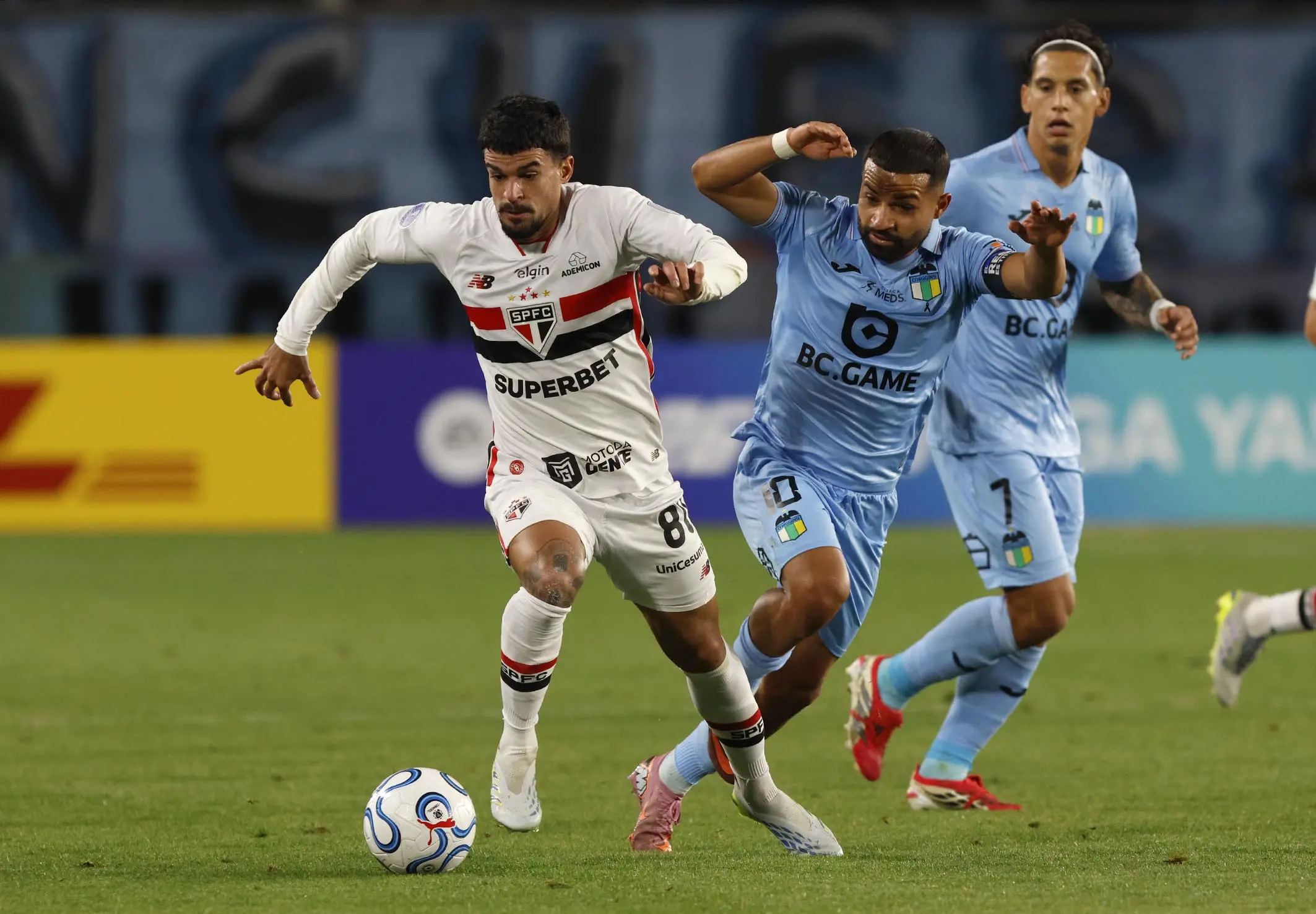 O que aconteceu no lance do gol de Luciano Bobadilla ficou em campo — e o regula