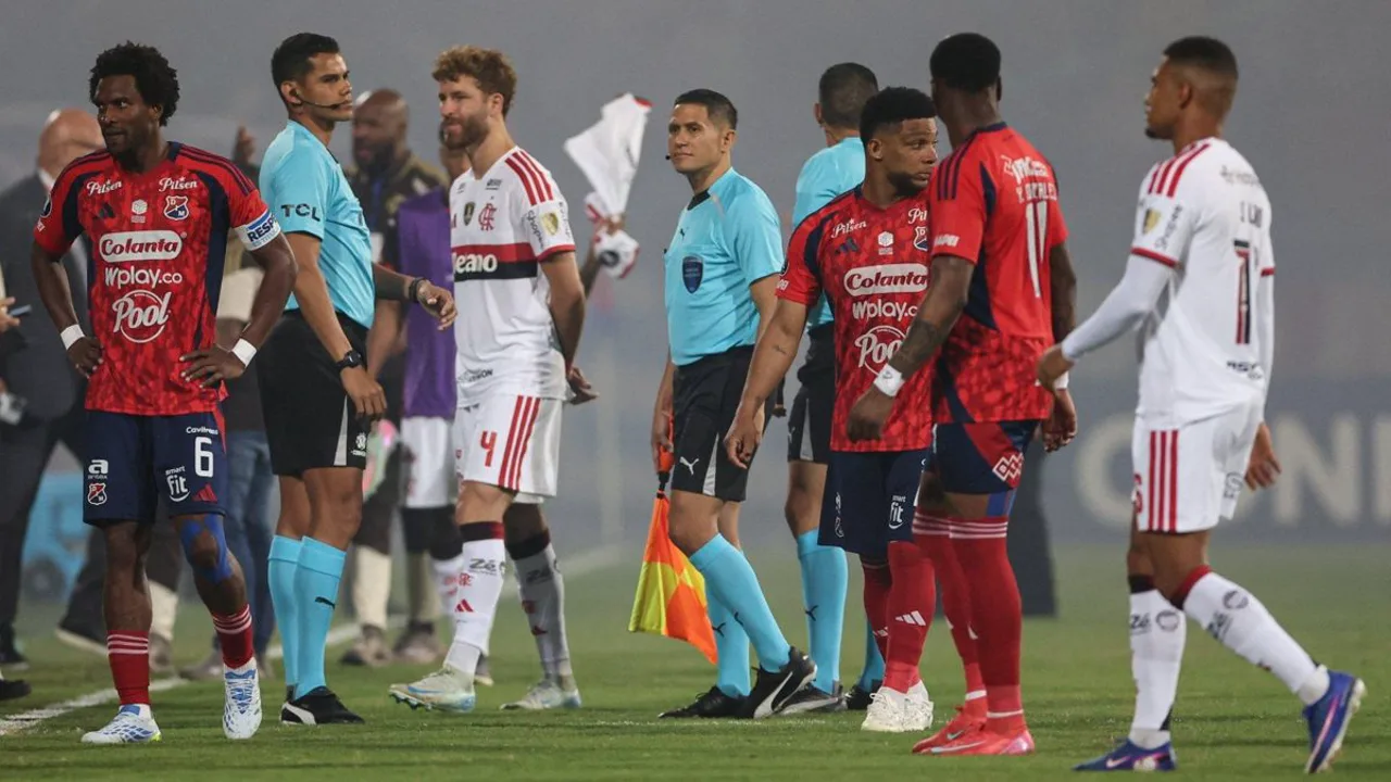 Torcedores do Independiente Medellín em tumulto no Estádio Atanasio Girardot durante jogo da Libertadores