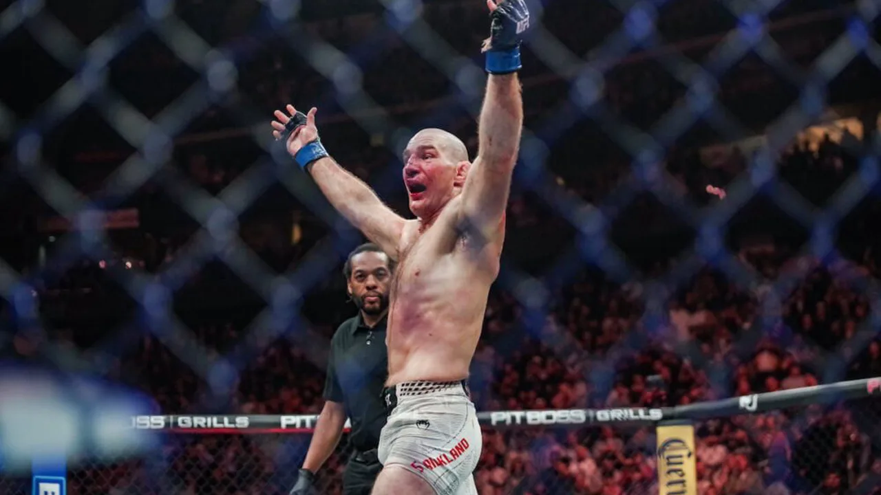 Sean Strickland celebra vitória sobre Khamzat Chimaev no octógono do UFC 328 em Newark