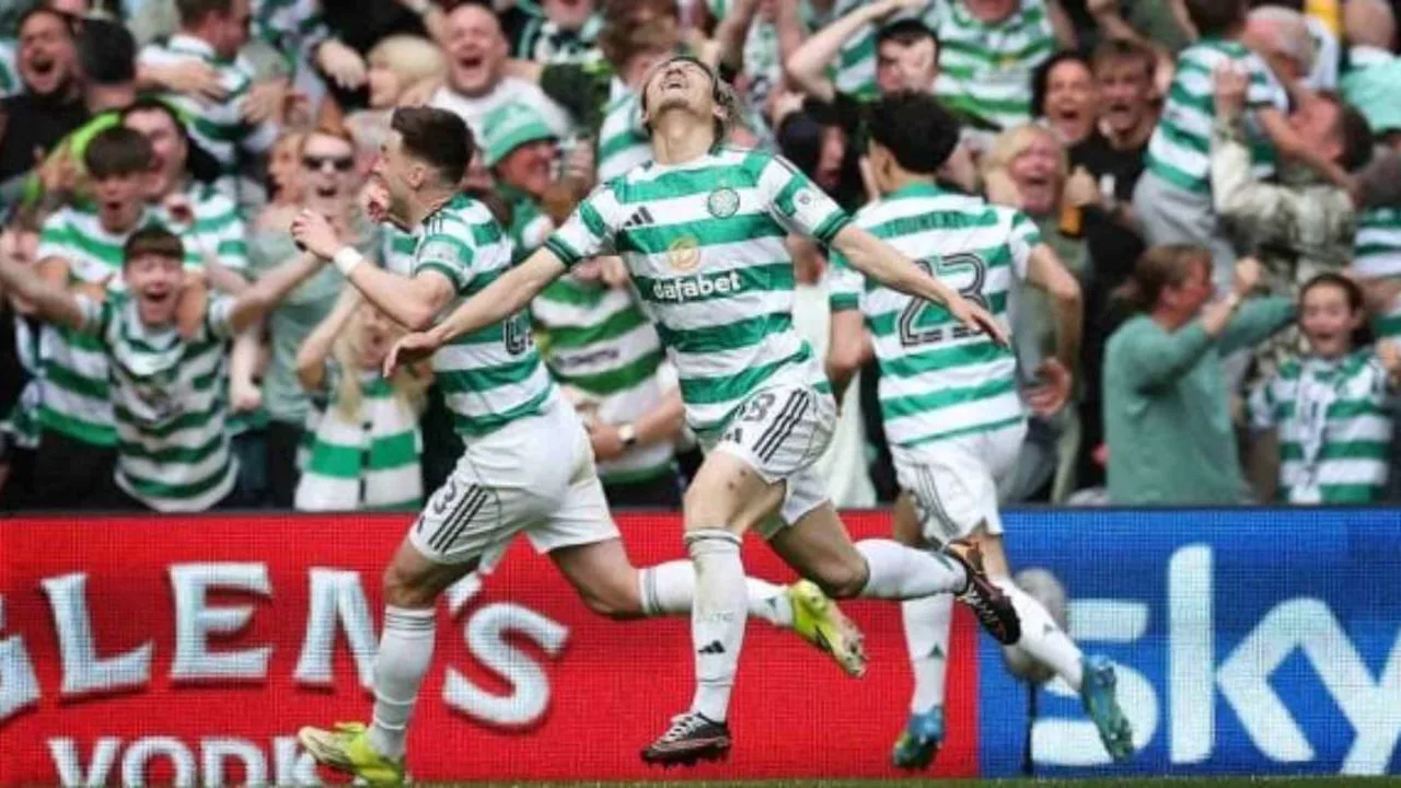 Daizen Maeda executa bicicleta no Celtic Park durante clássico Old Firm contra o Rangers