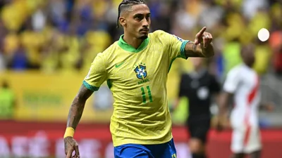 Vini Jr cobra Raphinha no clássico e acende alerta verde-amarelo