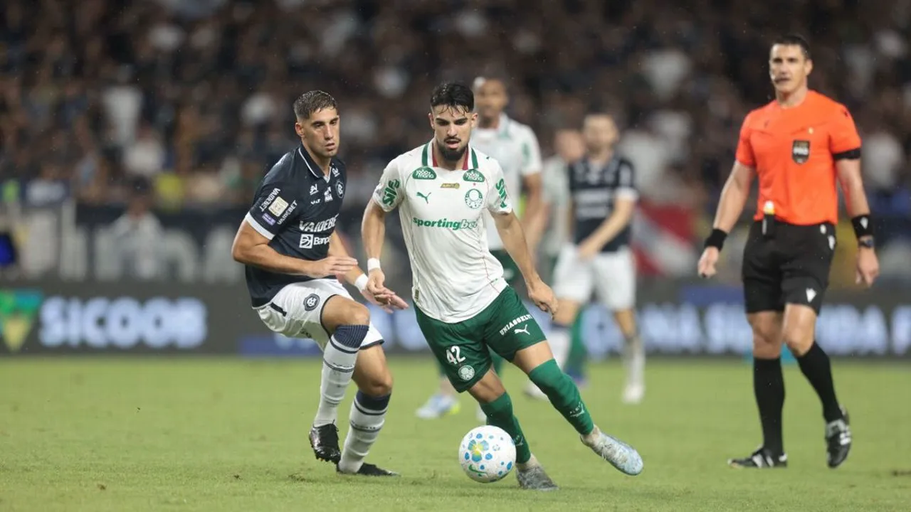Anderson Barros gesticula em zona mista após jogo do Palmeiras no Mangueirão em Belém