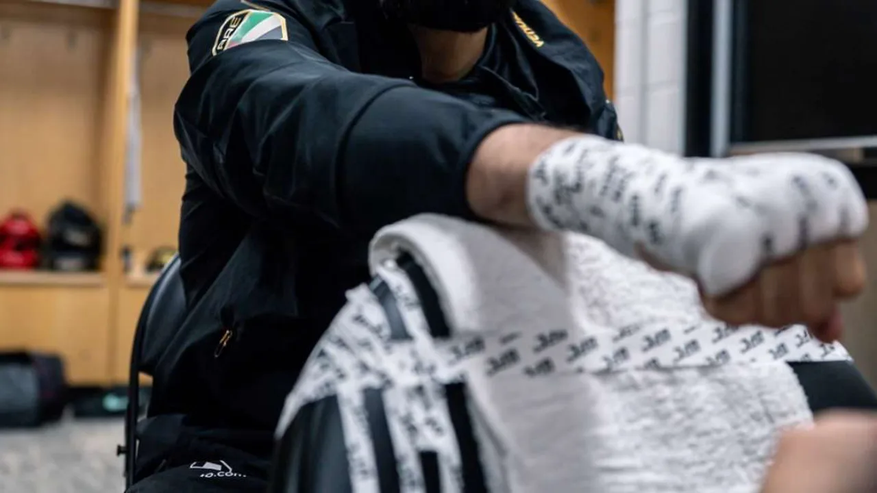 Khamzat Chimaev no octógono do UFC olhando para cima após decisão, com árbitro ao fundo