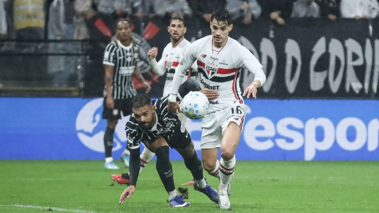 Jogadores do São Paulo cabisbaixos após derrota por 3 a 2 para o Corinthians na Neo Química Arena