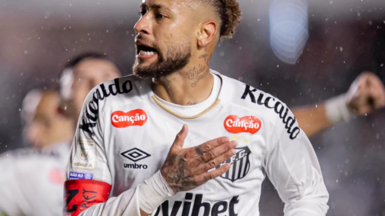 Neymar comemorando gol com a camisa do Santos na Vila Belmiro contra o Bragantino