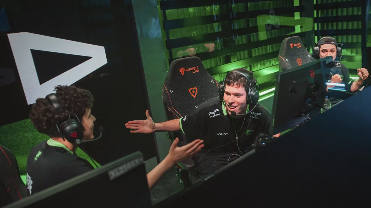 Jogadores da LOUD comemorando classificação aos playoffs do VCT Americas 2026 em Los Angeles