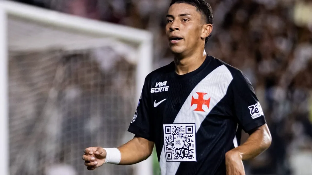 Jogador do Vasco em campo com QR Code estampado no lugar do patrocinador máster na camisa