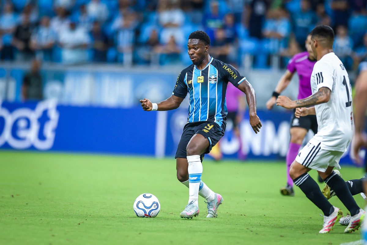 Marlon fora por cinco meses após cirurgia no tornozelo O Grêmio perdeu três gole