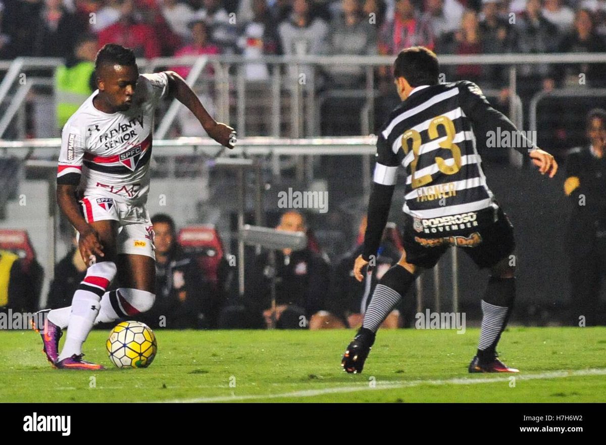 O gol, a bandeira e os objetos que pararam o jogo Luciano provoca, a torcida rea