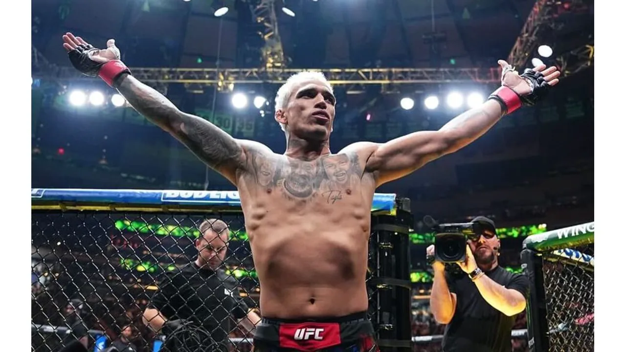 Dricus Du Plessis e Sean Strickland frente a frente no octógono do UFC, cinturão dos médios em disputa