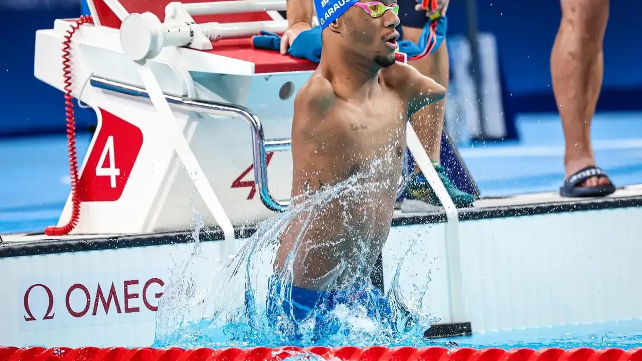 Gabriel Araújo Gabrielzinho exibe medalha de ouro na piscina do World Series de natação paralímpica em Berlim