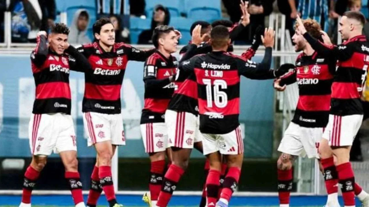 Jorge Carrascal comemorando gol pelo Flamengo contra o Grêmio na Arena do Grêmio, Brasileirão 2026