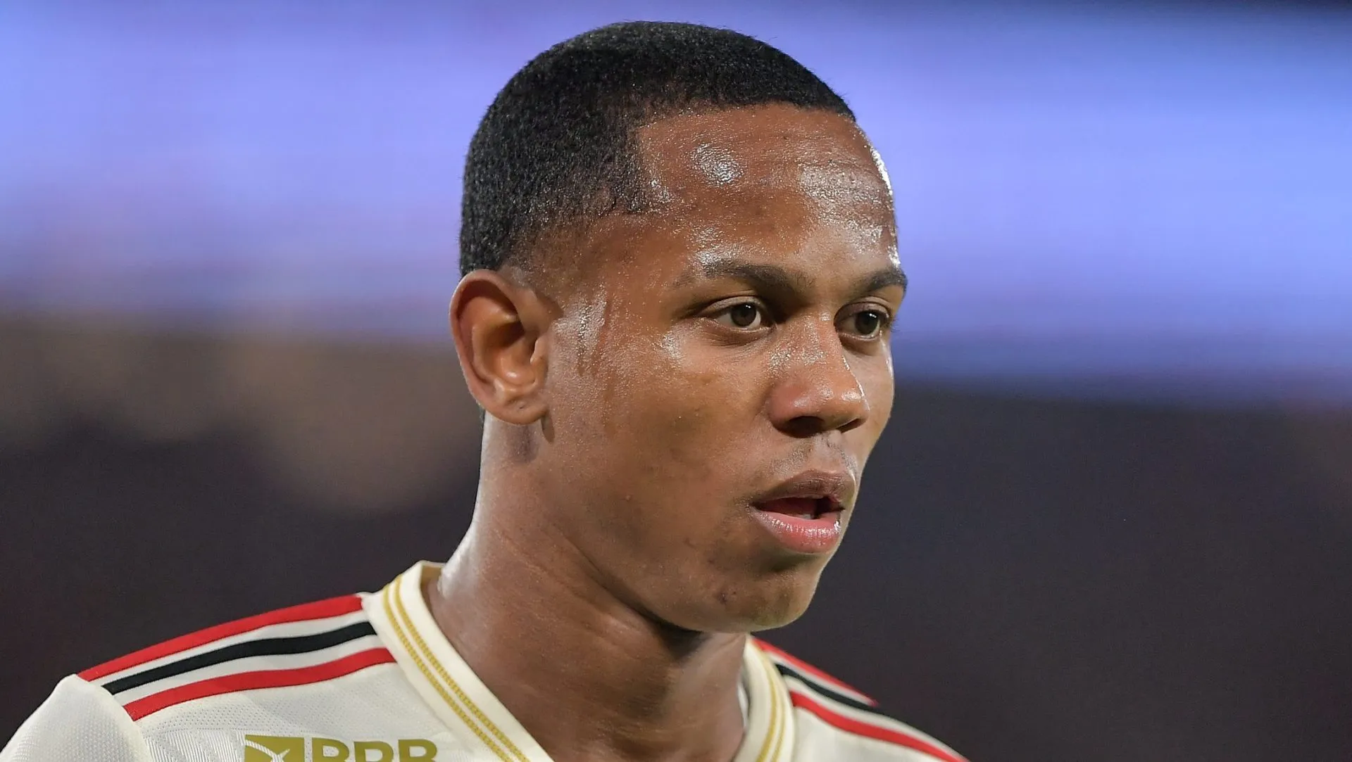 Menos de 30 minutos em campo e uma conta que não fecha Wallace Yan acumula menos