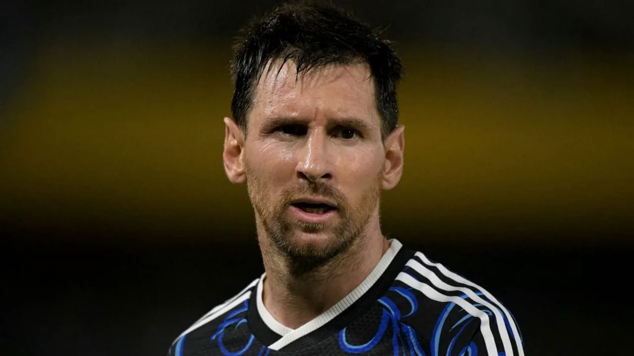 Lionel Messi com a camisa da Argentina em campo durante partida da seleção albiceleste