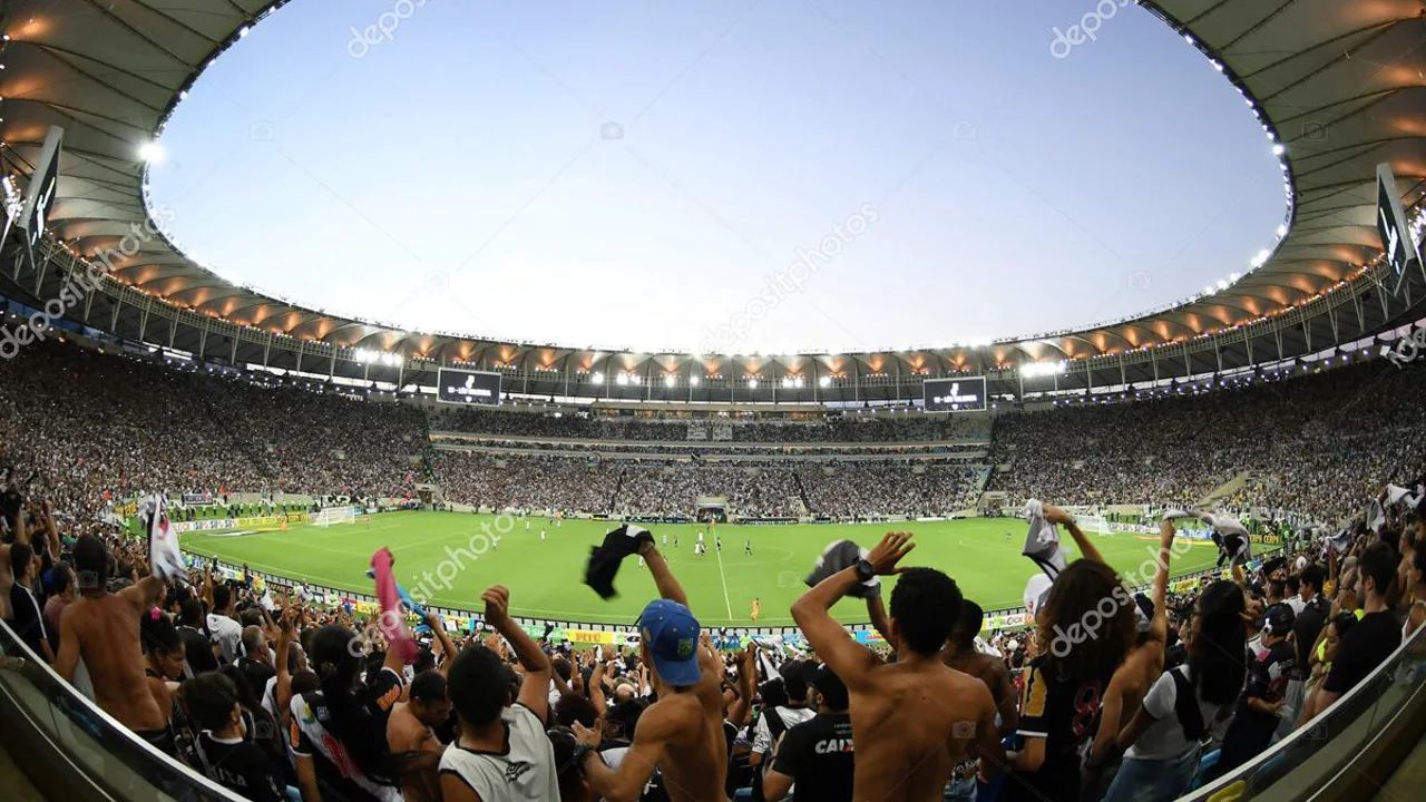 Peão caído na arena de rodeio com equipe de socorro ao redor, touro ao fundo sendo contido por profissionais