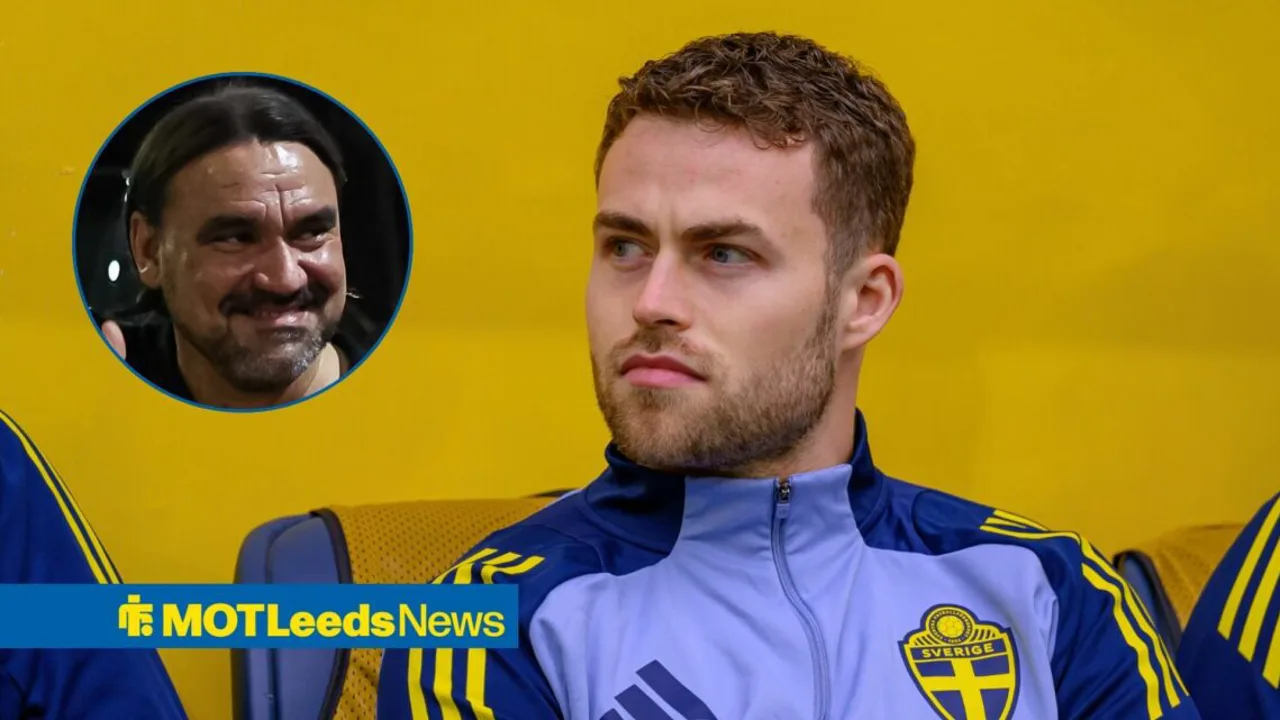 Jogadores do Leeds United em campo pela Premier League com a torcida do Tottenham Hotspur Stadium ao fundo