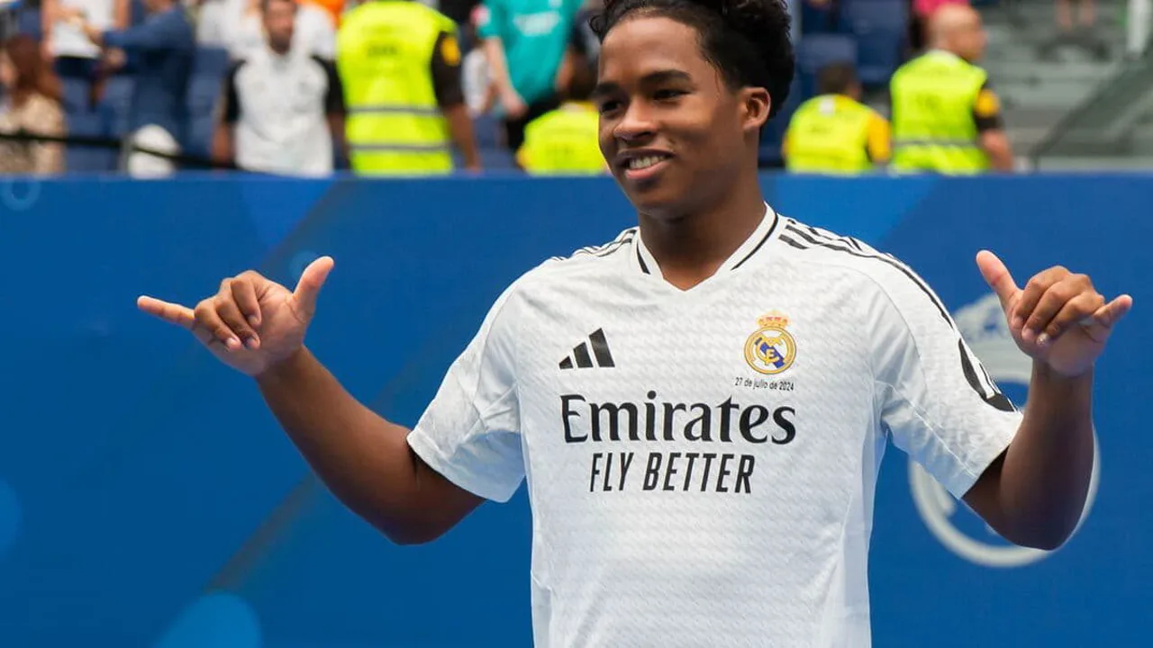 Endrick com a camisa do Real Madrid no Santiago Bernabéu durante aquecimento pré-jogo