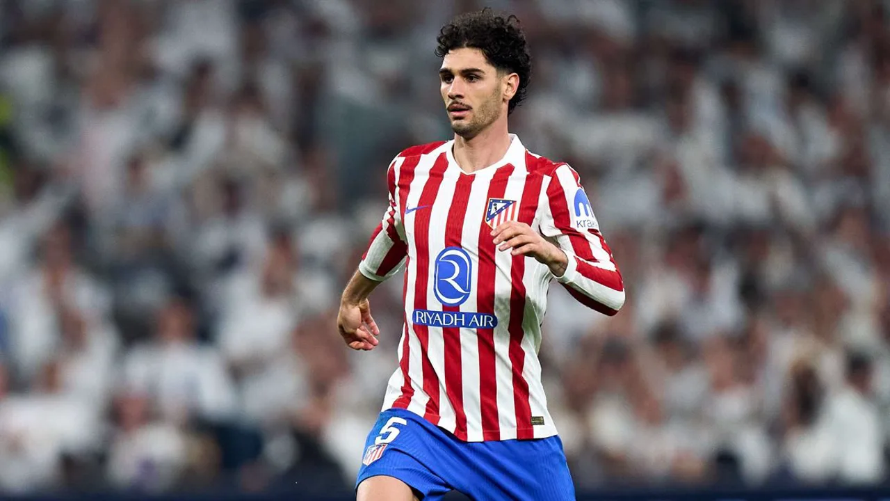 Jogadores do Tottenham cabisbaixos após derrota por 5 a 2 para o Atlético de Madrid na Champions League