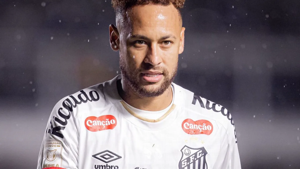 Neymar comemora gol com a camisa do Santos na Vila Belmiro durante vitória sobre o Bragantino