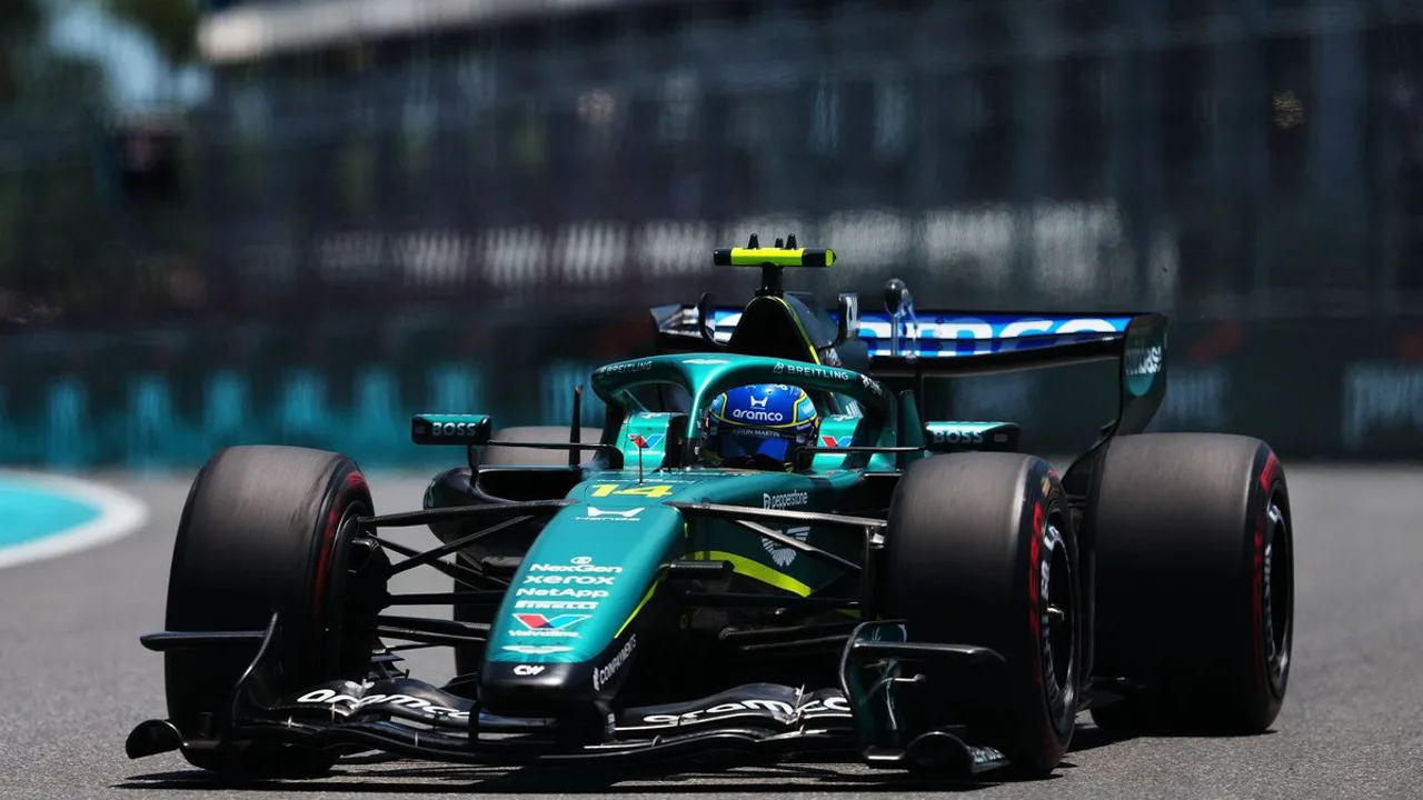 Carro da Aston Martin F1 2026 na pista com motor Honda, vista traseira mostrando difusor e escapamento