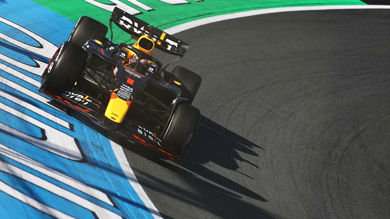 Fernando Alonso no cockpit do AMR26 da Aston Martin durante o GP de Miami de Fórmula 1