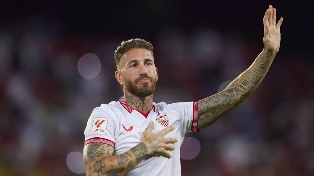 Sergio Ramos em frente ao estádio Ramón Sánchez-Pizjuán, sede do Sevilla FC, em Sevilha