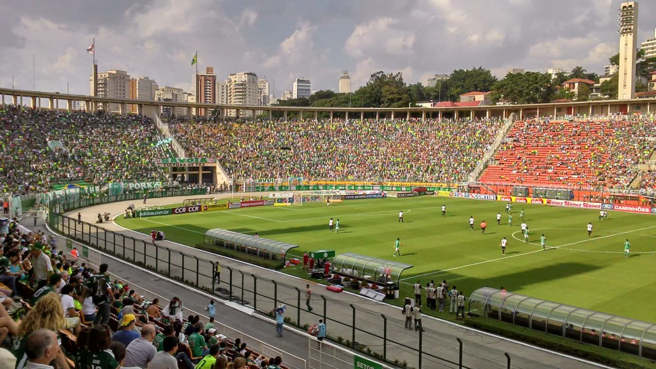 Fachada de delegacia no interior de São Paulo com viaturas policiais estacionadas em frente durante operação noturna