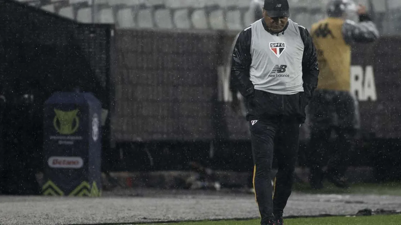 Harry Massis, presidente do São Paulo, observa jogo no Morumbi com expressão preocupada nas arquibancadas