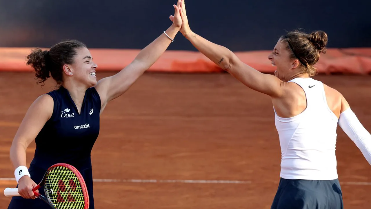 Jasmine Paolini ergue o troféu do WTA 1000 de Roma no Foro Italico após vencer Coco Gauff na final