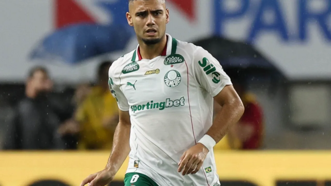 Andreas Pereira com a camisa do Palmeiras sentindo dores nas costas durante partida do Brasileirão 2026