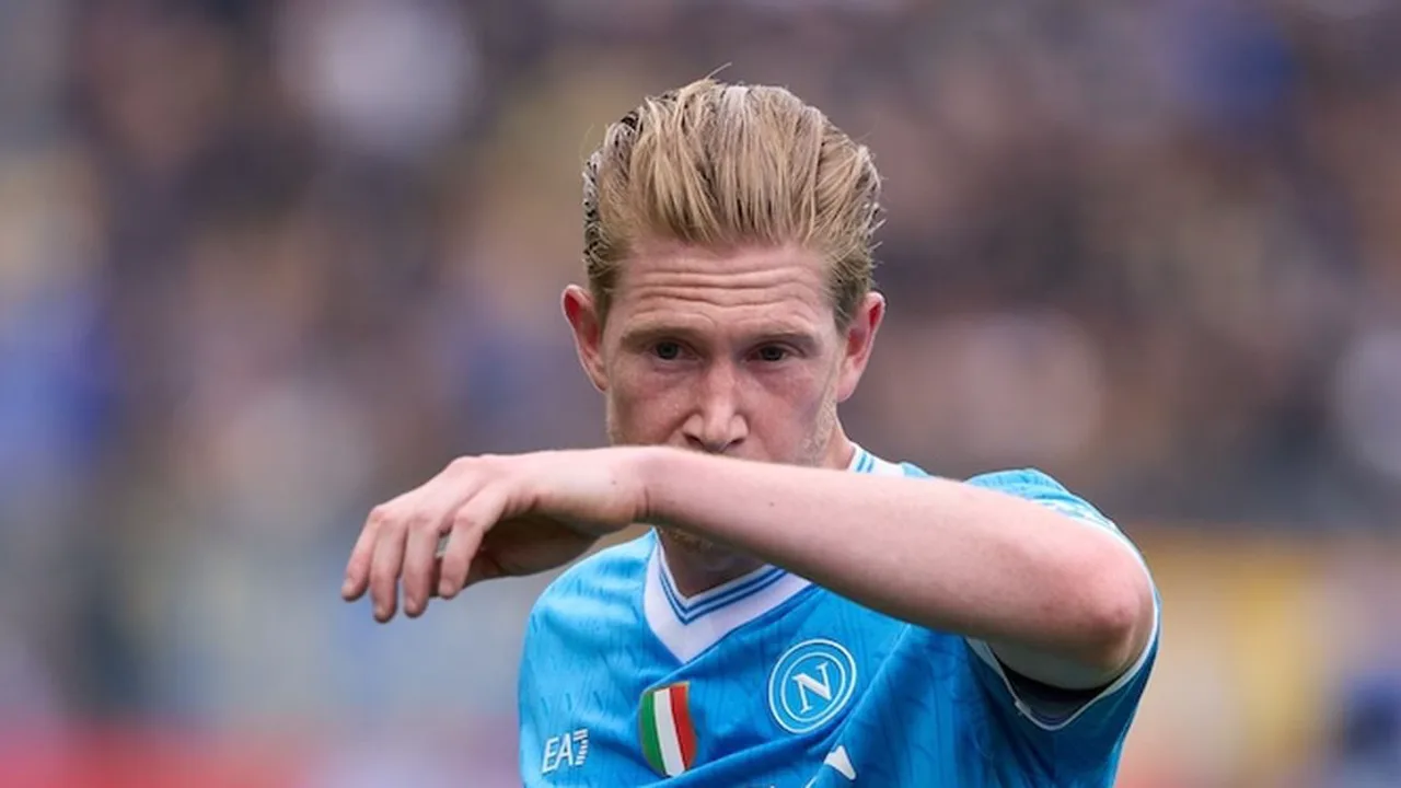 Kevin De Bruyne com a camisa do Napoli durante aquecimento no estádio Maradona