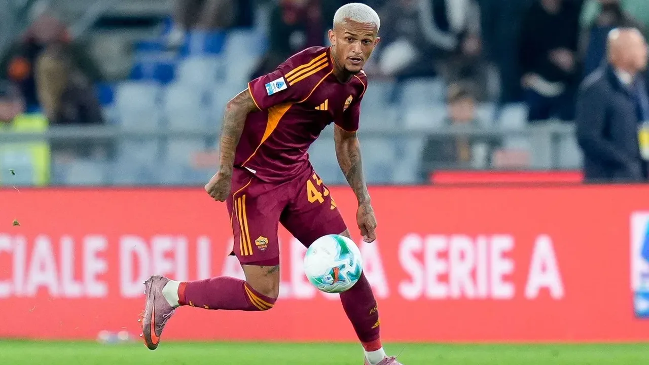 Wesley com a camisa da Roma em ação pela Serie A italiana, lateral-direito de 22 anos