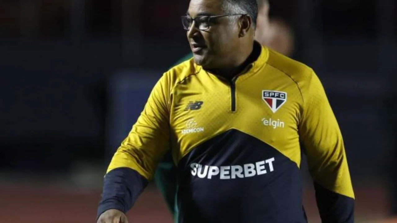 Harry Massis em entrevista coletiva no estádio do São Paulo com expressão tensa após derrota no Brasileirão 2026