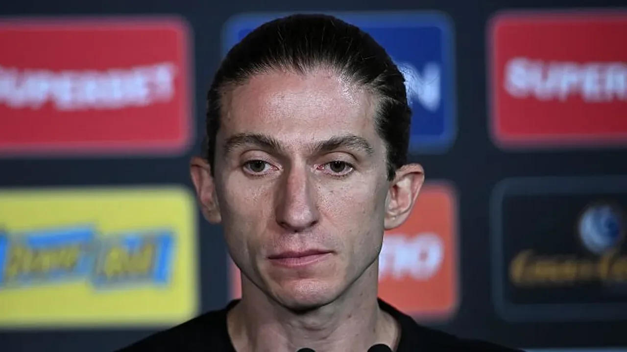 Filipe Luís na beira do campo durante partida do Flamengo, gesticulando para jogadores