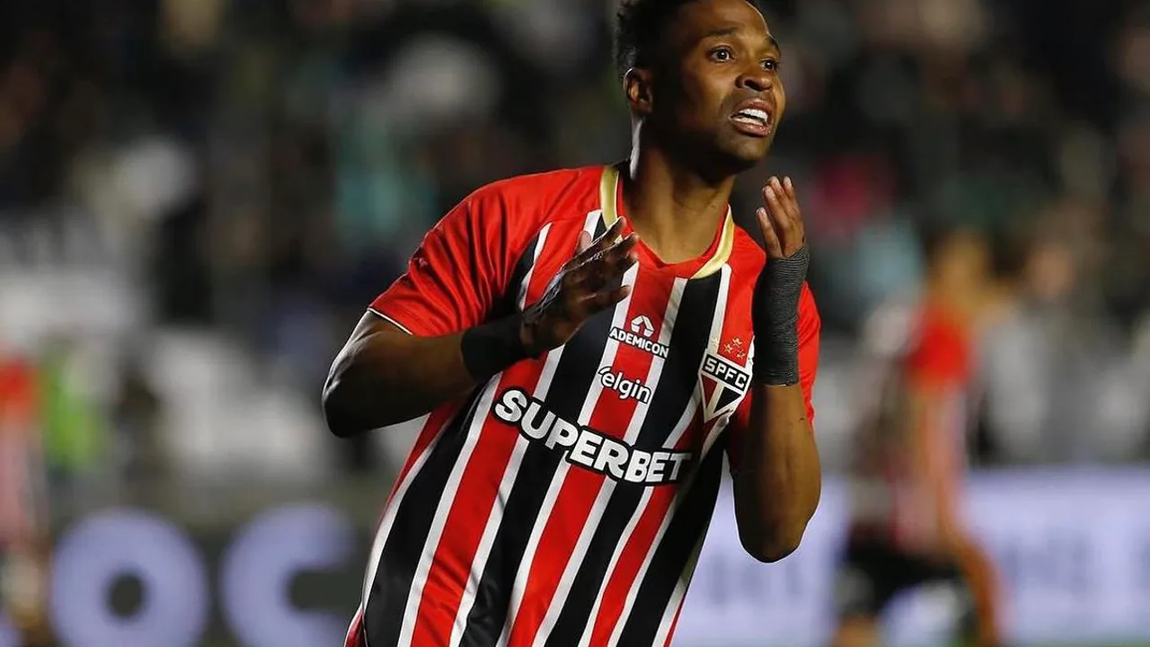Wendell com a camisa do Porto em campo, lateral-esquerdo alvo de São Paulo, Cruzeiro e Grêmio no Brasileirão 2026