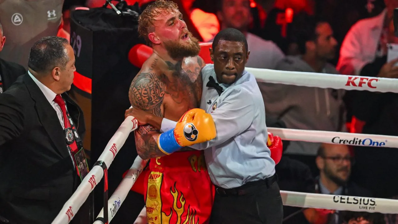 Jake Paul encostado nas cordas durante luta contra Anthony Joshua no Kaseya Center em Miami, dezembro de 2025