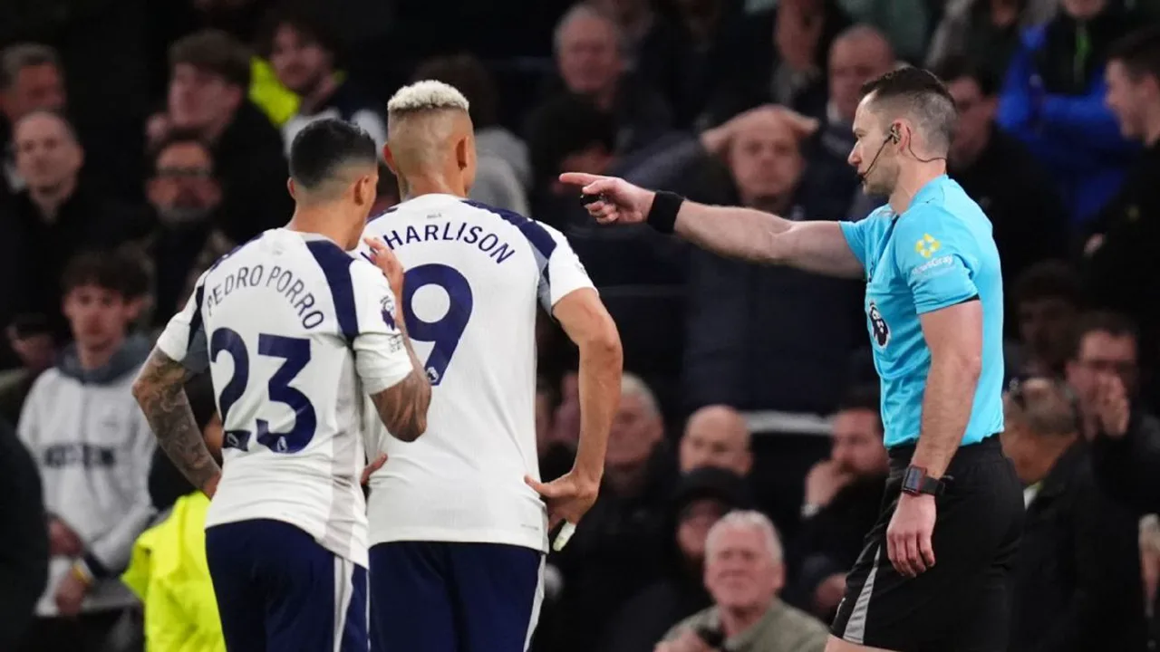 Mathys Tel comemorando gol pelo Tottenham no Tottenham Hotspur Stadium contra o Leeds na Premier League